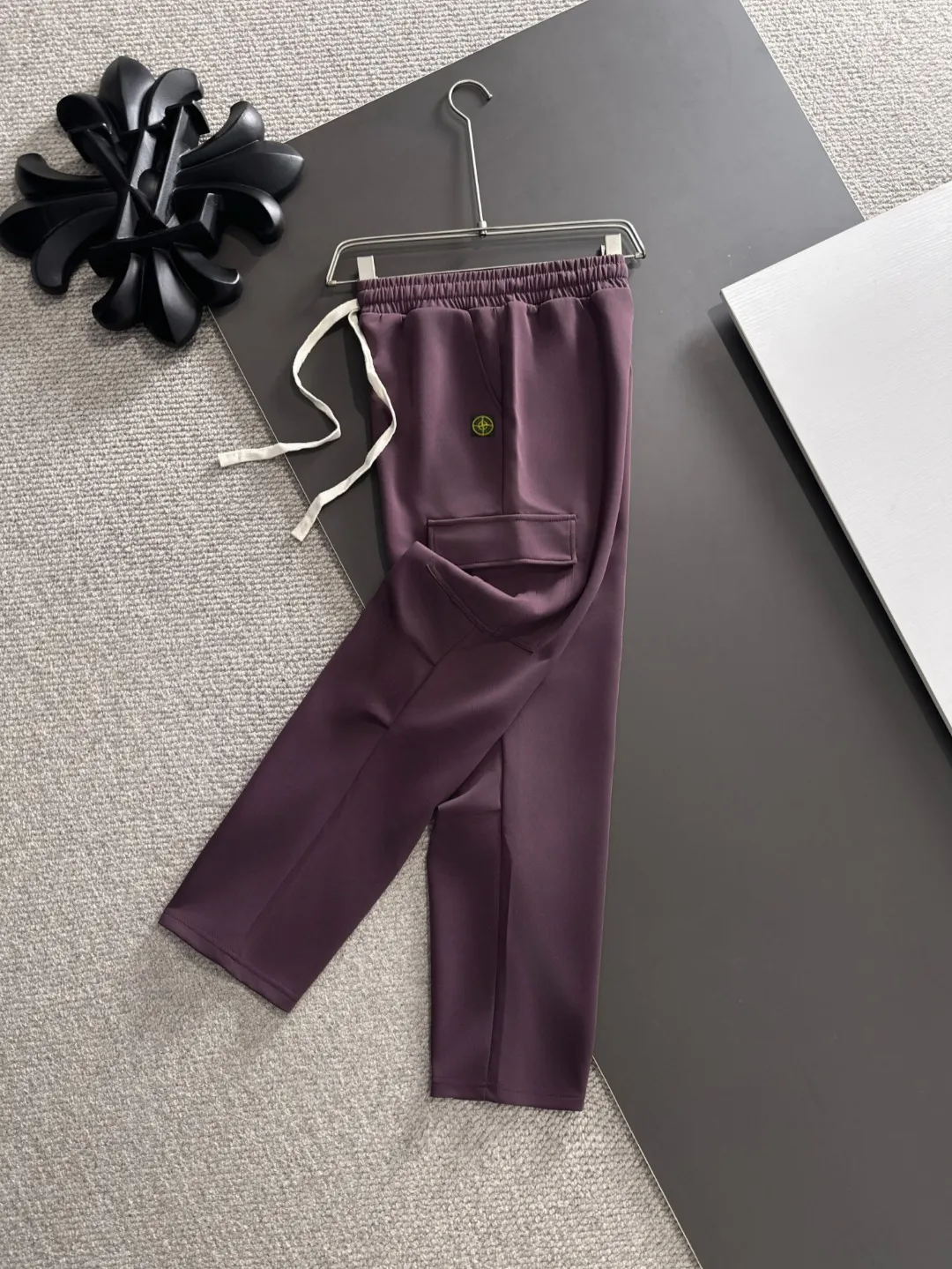Next day shipment P360 Stone lsland/Stone Island Exclusively launches 25ss autumn and winter new high-quality trousers. Compare real-life details at will. Craftsmanship that ordinary small workshops cannot copy. Top-level ZP development. Unique imported fabric feel. Purely imported German machine production. Precision operation. Ten thousand needle density. A pair of trousers with rich details. You can see the development strength. A full set of new accessories are customized simultaneously. Simple yet elegant. Soft, delicate and comfortable. The upper body is versatile and fashionable. A perfect choice for autumn and winter, a must-have item. Sizes: M to 3XL (please state your height and weight when placing an order)